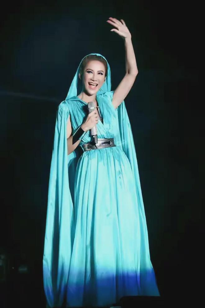 李玟真正死因曝光：在救护车上因呕吐窒息而亡，姐姐否认李玟割腕
