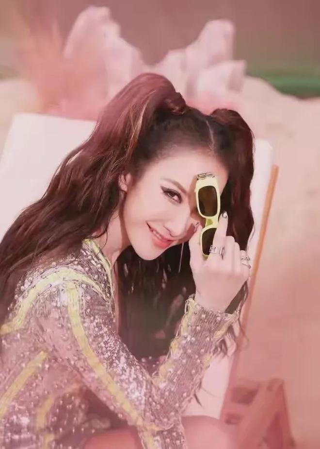李玟真正死因曝光：在救护车上因呕吐窒息而亡，姐姐否认李玟割腕