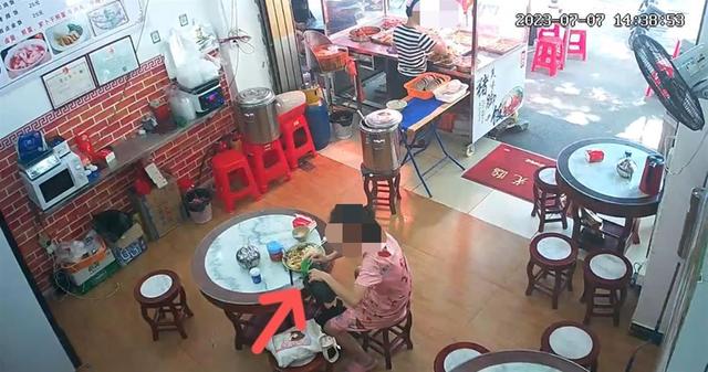广州一餐馆汤锅遭陌生女子投放不明液体，致一男顾客多次呕吐，警方介入调查