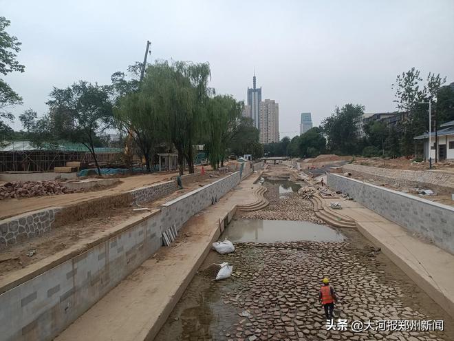  争议中的郑州金水河整治：沿河道贴砖，为的是什么？  