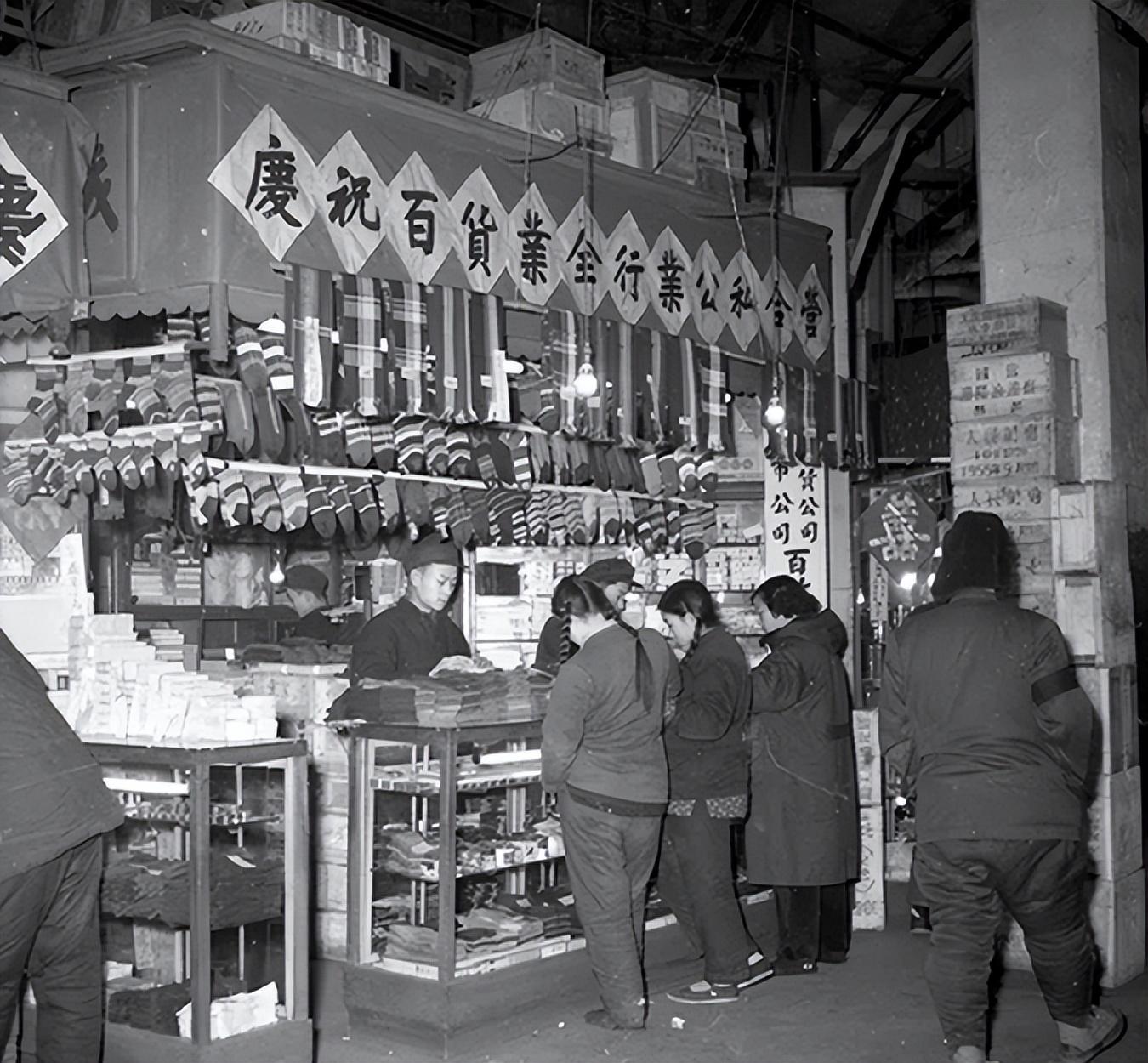 上海女子逛商场偷吃巧克力，被保安训斥，丈夫自制炸药炸商场