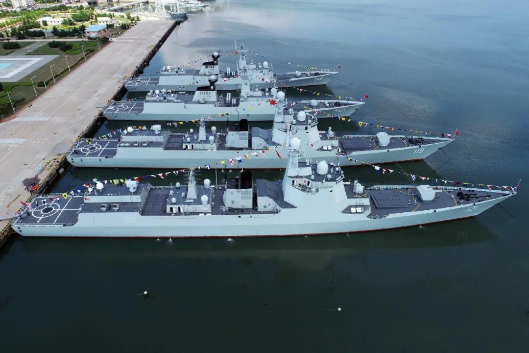 一字排开“屁股”靠岸！中国军舰开赴俄罗斯军港照刷屏，这个姿势有什么讲究？