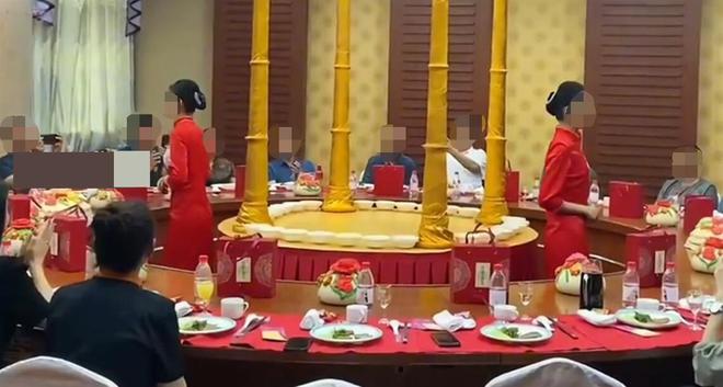 餐桌中间设升降台，女服务员登场好似演唱会，酒店：包厢6000元一桌起步