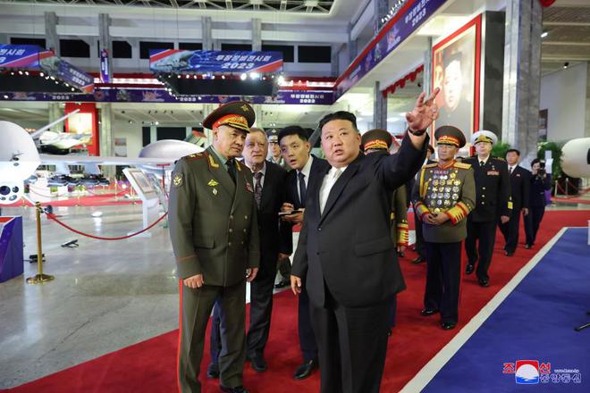   朝鲜夜间阅兵庆祝“战胜节”，韩前高官担忧“停战70年，再来一战”   