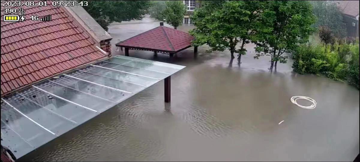 被洪水围困的涿州码头镇：别墅小区水已漫到二楼，有九旬老人被困