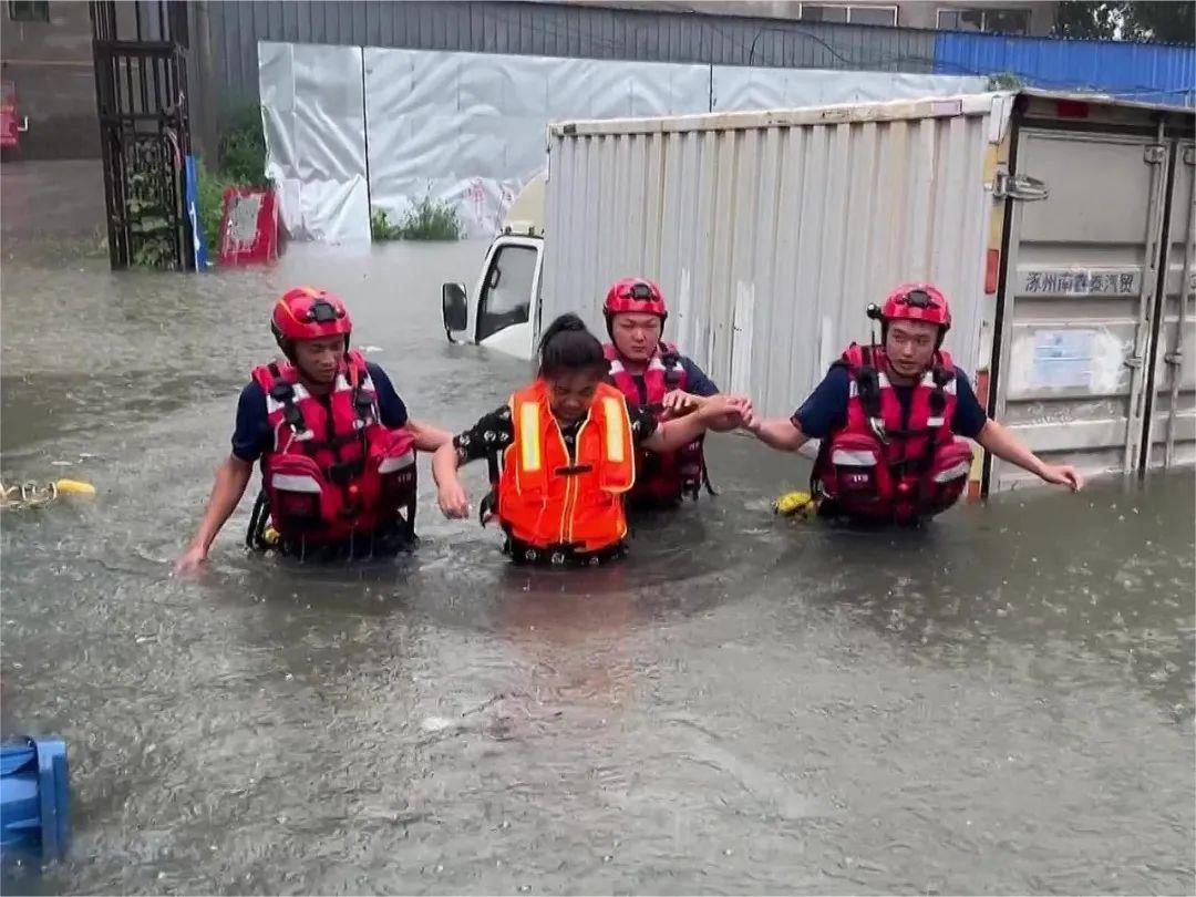 洪水中的涿州等待救援！有人被困超12小时，没有食物