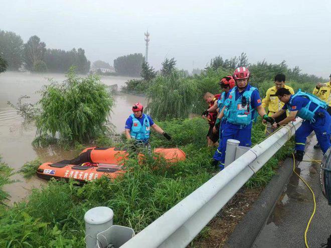 “有生以来见过最大的雨” 极端降雨后民间救援力量正挺进华北