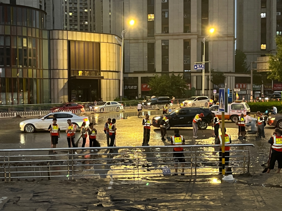 北京门头沟居民回忆暴雨24小时：山洪过后，车辆横七竖八停在路边