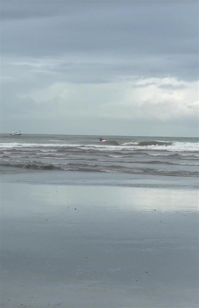 五名学生相约广西防城港看海却被大浪卷入海中，两人获救三人失联 