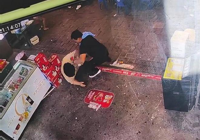 便利店店员被殴打拒不还手 西安警方通报：拘留打人者15天