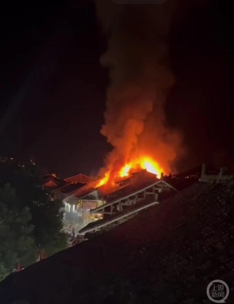 黎平客栈火灾9人遇难目击者发声：火冲起10多米 现场几百人一起救援