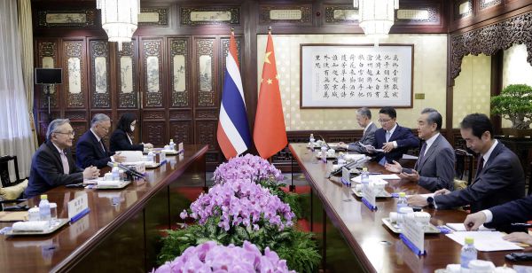 王毅同泰国副总理兼外长敦举行会谈 