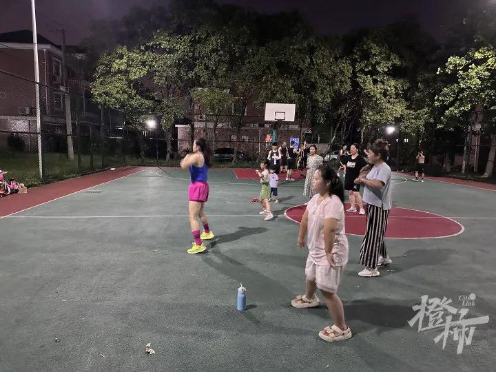 “我们在这跳舞跳了13年……”杭州一篮球场上，广场舞大妈和篮球少年起了“纠纷”，村里的解决方案，真有“两把刷子”