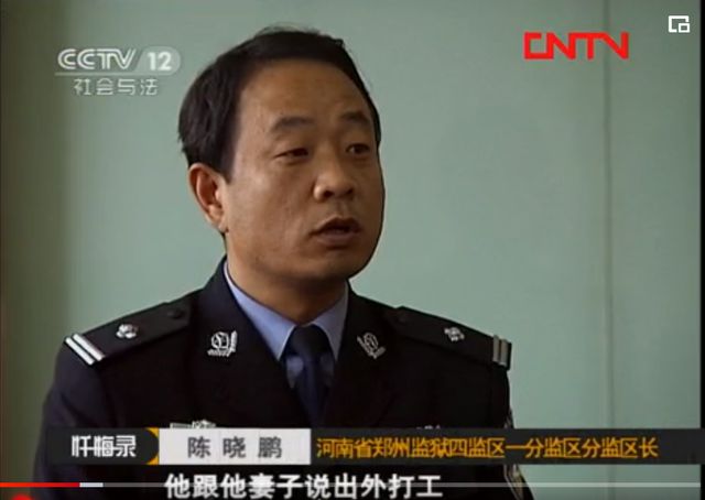 为捉奸妻子，他睡在纸箱里三天三夜，听到神秘男子说：把衣服脱了