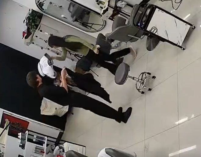 独家对话被威胁店主：希望未来不要影响理发店正常经营 