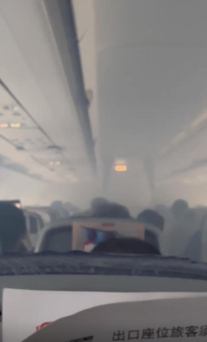 国航CA403航班疑引擎起火遇险情，乘客：机舱冒浓烟，空姐一直安抚大家  