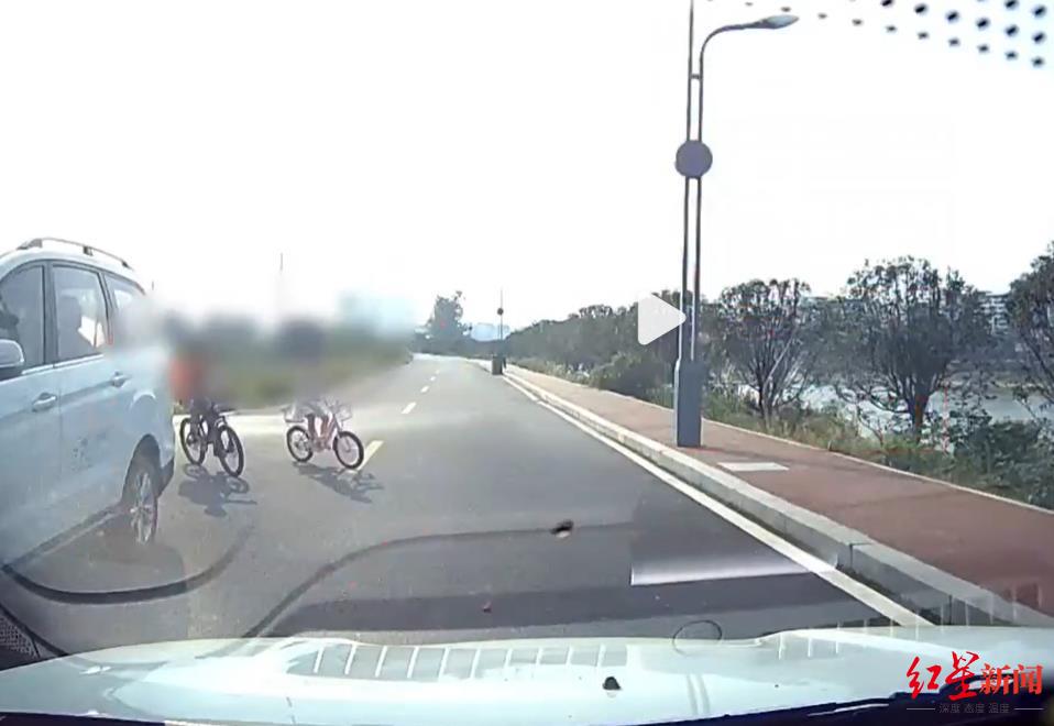 四川7岁女孩骑自行车与轿车相撞后身亡 交警部门介入