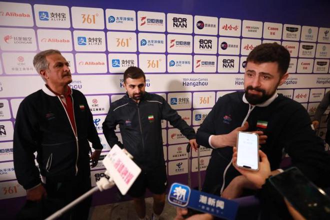 伊朗男乒爆冷击败日本，教练说这是历史性的一刻