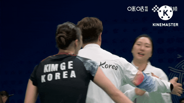 “韩国女队员模仿何冰娇”，网友：这是在干嘛？