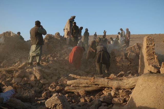 阿富汗西北部地震死亡人数升至2445人（阿富汗地震成因）