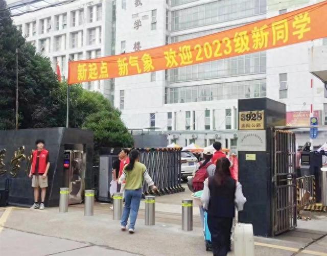 上海一高校数十名学生控诉老师“诈骗”数百万元？校方称其私刻公章！
