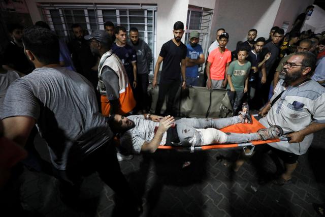 外交部发言人就加沙地带阿赫利阿拉伯医院遇袭造成重大人员伤亡答记者问
