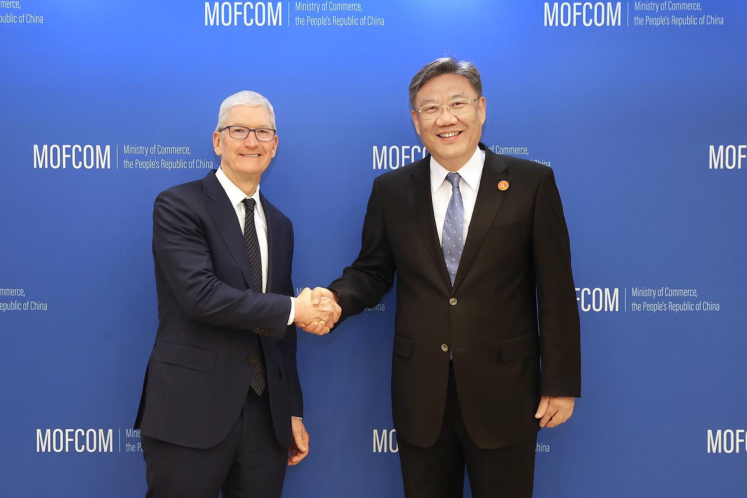 商务部部长王文涛会见苹果公司首席执行官库克