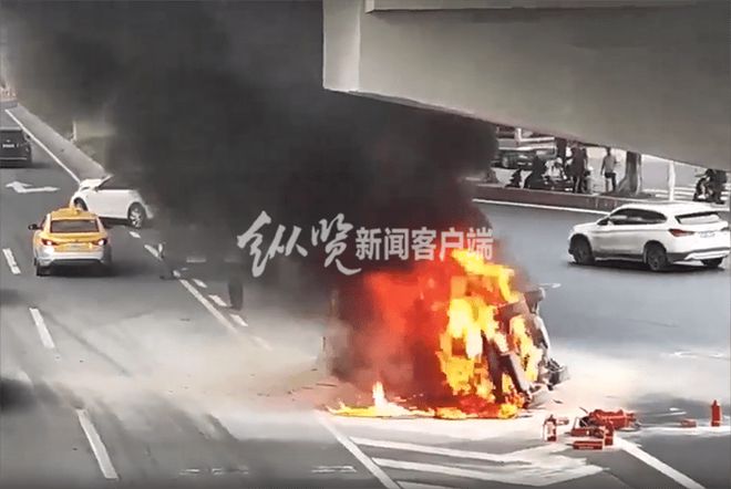 广州交警通报“宝马与出租车相撞侧翻起火”：暂未发现开“斗气车”行为，两车均超速行驶