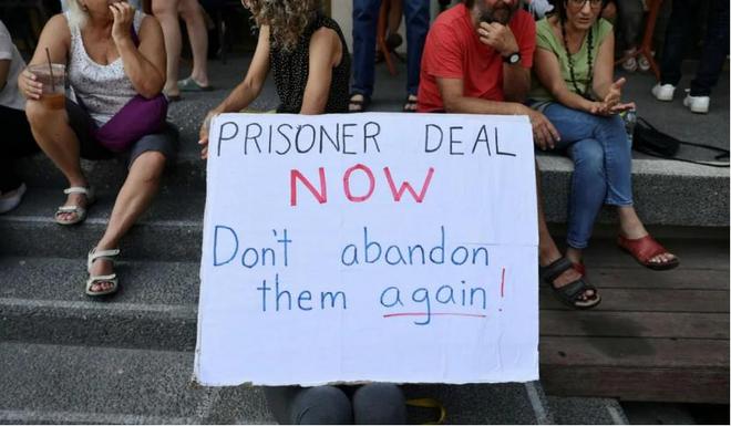 外媒：人质家属聚在以色列国防部总部外，要求政府“带他们回家”