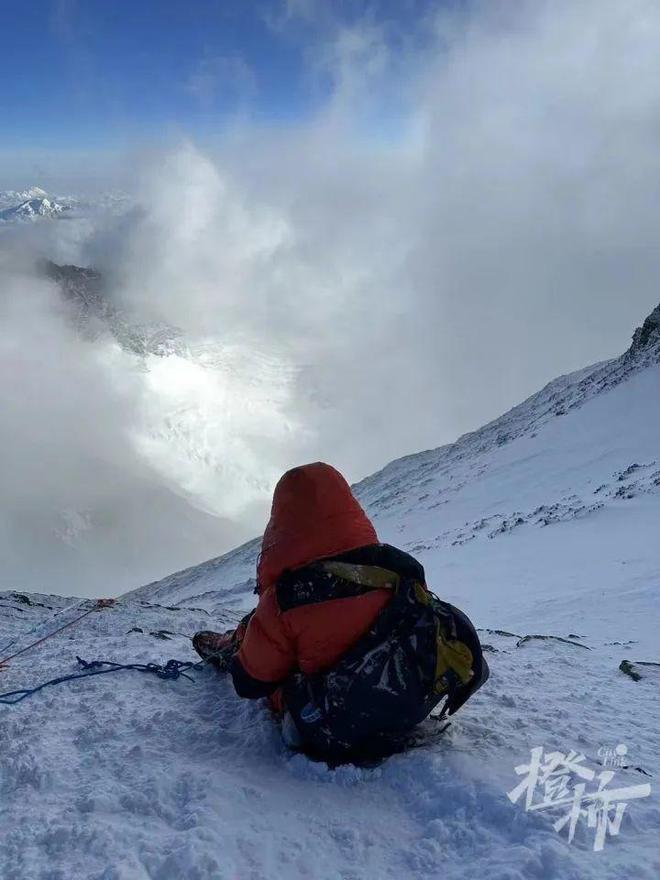 登顶珠峰后被向导抛弃，13小时一个人无氧气罐下撤…上海一登山爱好者称几近遇难