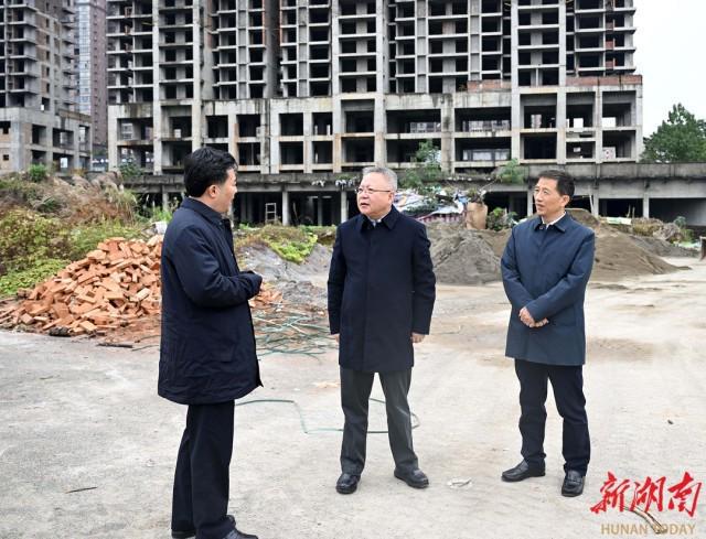 省委书记暗访烂尾楼！已烂尾10多年，曾号称“豪宅中的劳斯莱斯”…