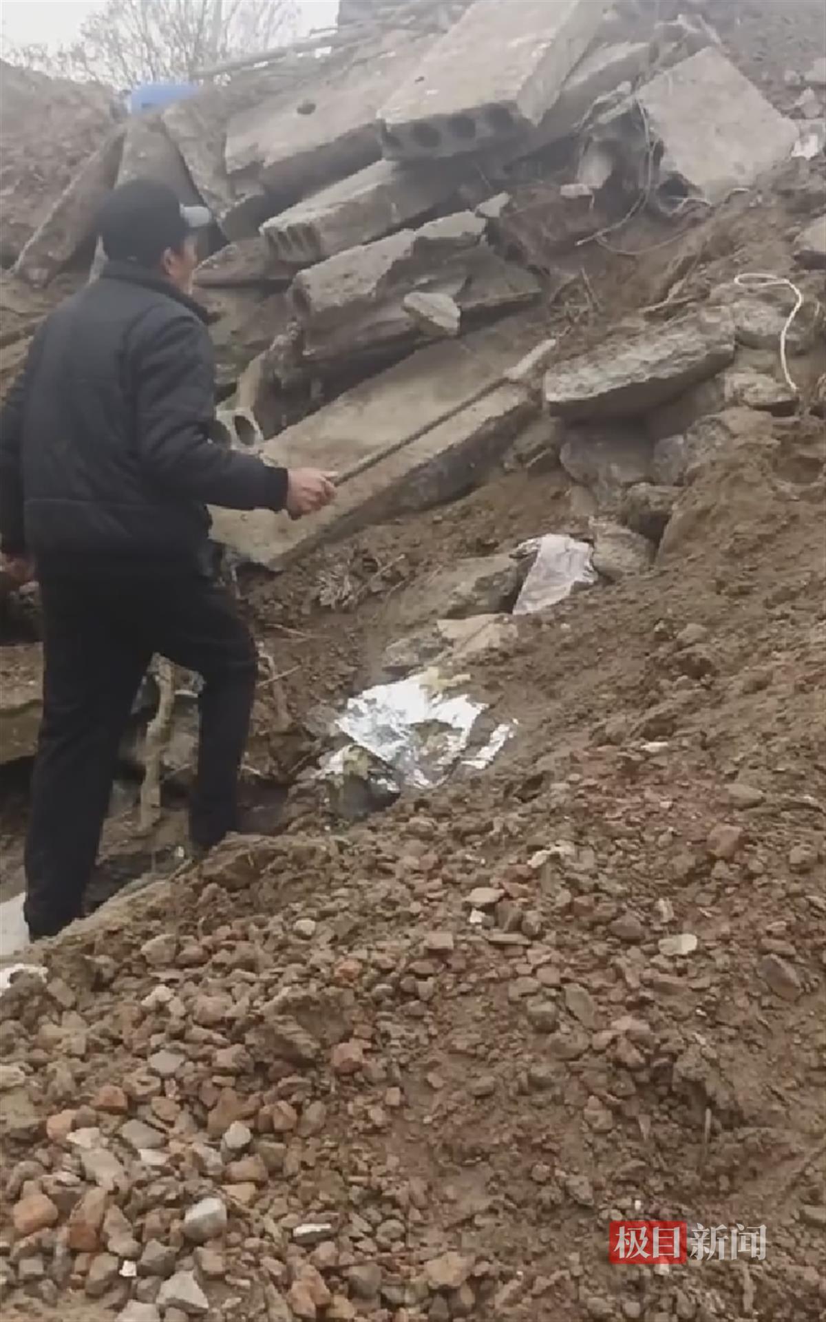 西安鄠邑渭河滩麦田有人挖地盗砂，留下多个巨坑被建筑垃圾填埋，多部门介入调查