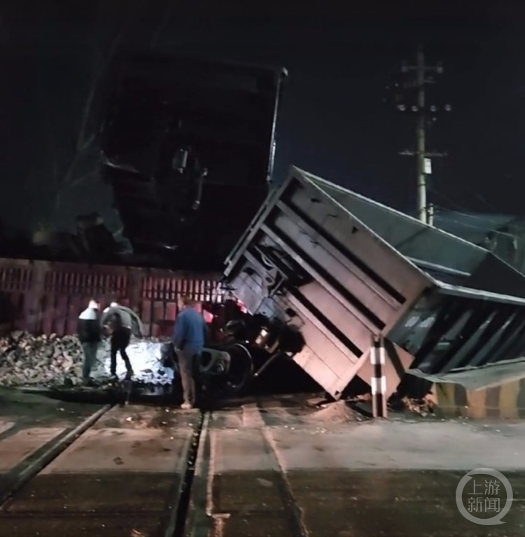 河南登封一货运火车与大货车相撞 河南货车撞翻火车事故