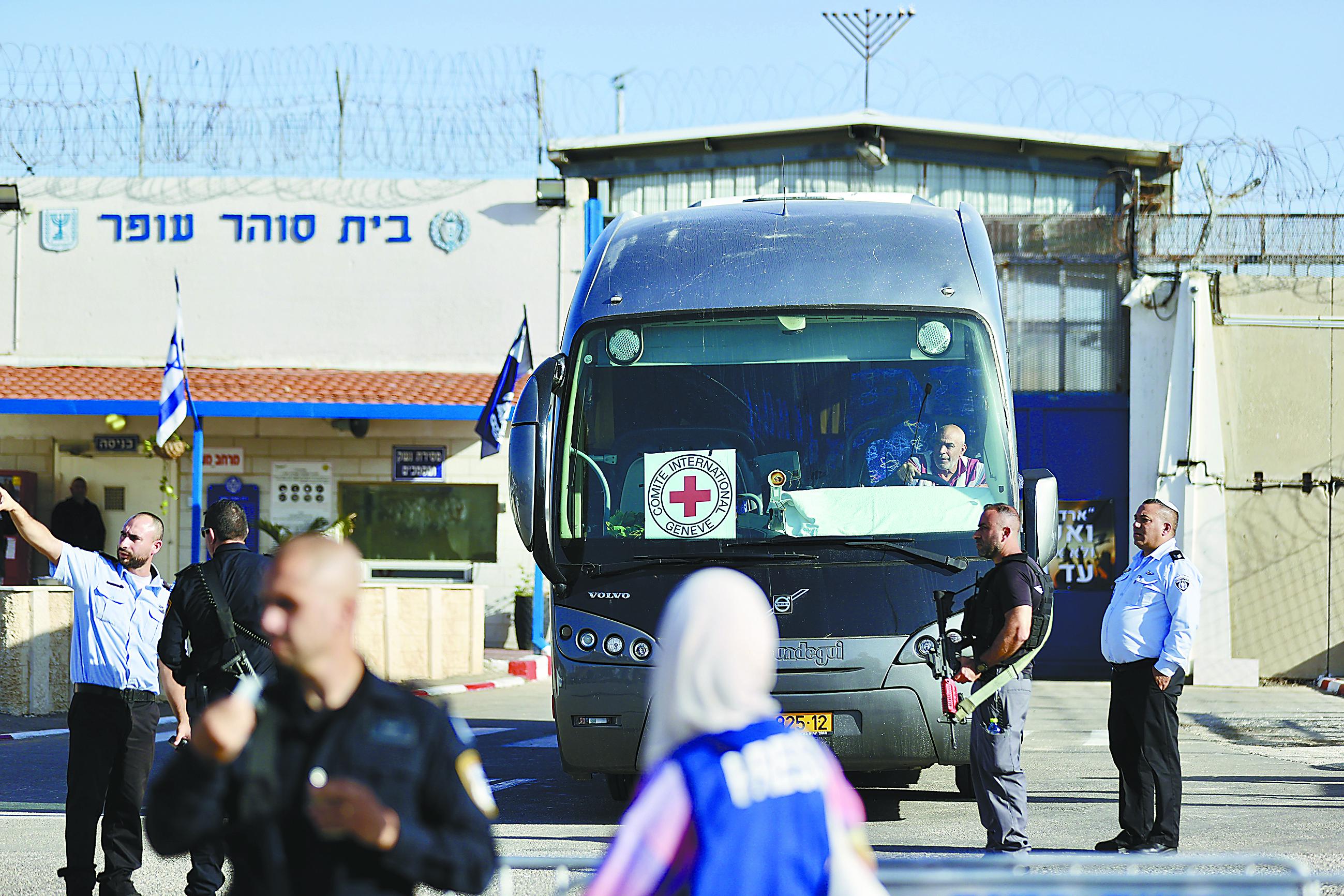 以色列哈马斯移交首批被扣押人员，世界屏住呼吸注视加沙停火