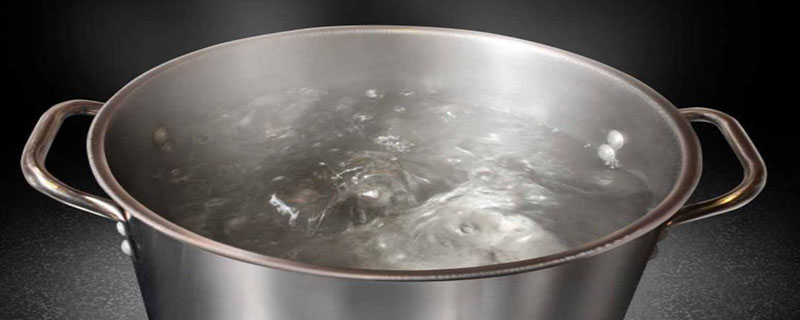盐水沸点为什么比水高（盐水的沸点比纯水高还是低）