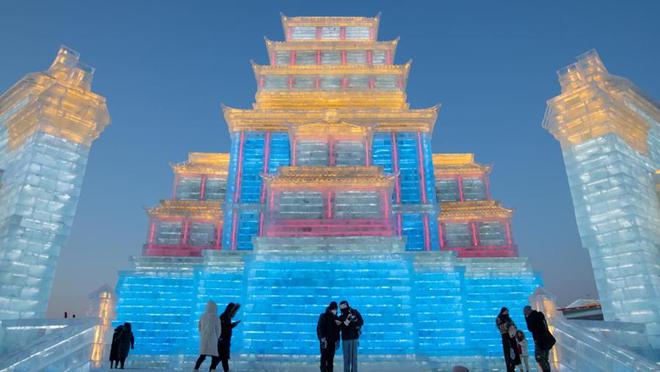 “零下20多度，排队几小时”！冰雪大世界开园首日被喊“退票”，哈尔滨官方回应