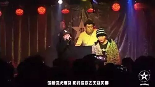 PG One演出被女粉丝狂扔一地内衣，简直太离谱了！