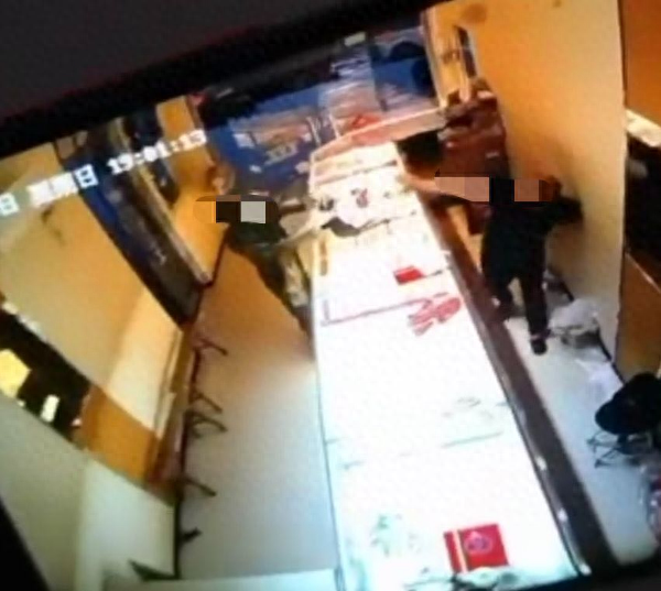 “江西金店劫案”店主发声：男子声称要买60多万元黄金，两天后带砍刀闯入
